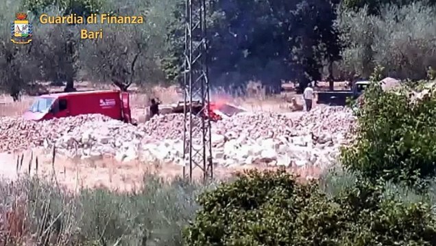Nel barese rifiuti speciali inquinavano terreno ed aria, discarica abusiva sequestrata a Cassano. Sanzione da 70.000 euro per i responsabili filmati dalle telecamere - video