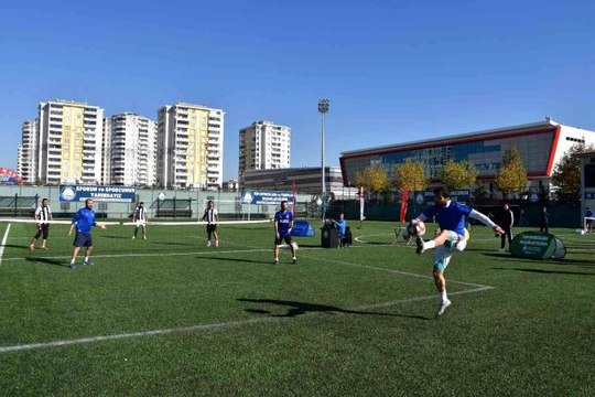 Öğretmenler ayak tenisi ve masa tenisi oynadı