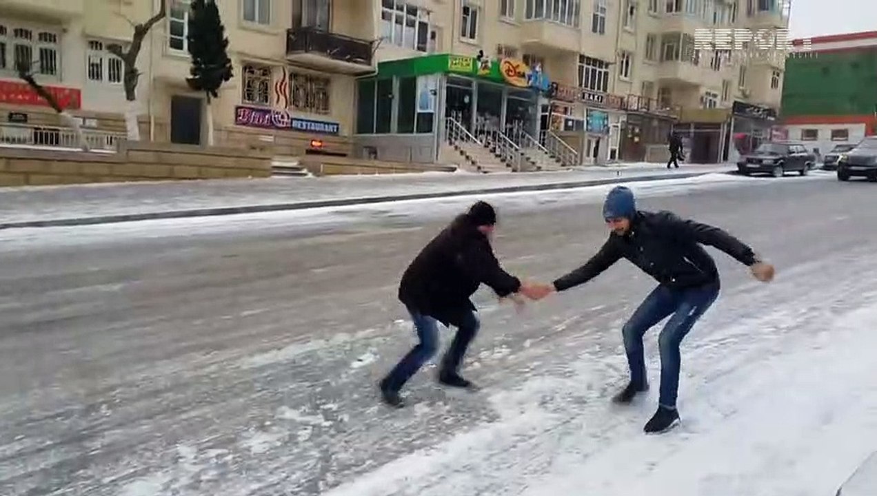 Bakının buzlu yollarında avtomobillərin hərəkəti