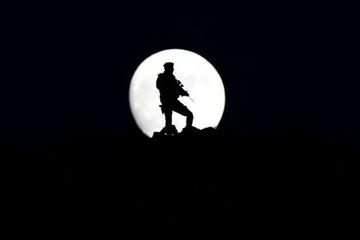 İran sınırında kartpostallık dolunay manzarası