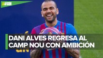 Descalzo sobre el césped del Camp Nou: Así fue la presentación de Dani Alves con el Barcelona