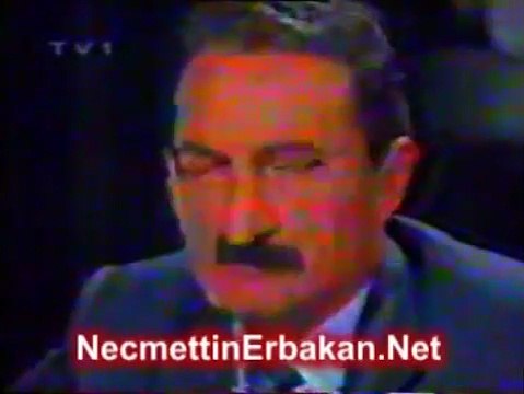 Erbakan’ın koltuğunda oturan Karamollaoğlu, Erbakan Hoca’nın kemiklerini sızlattı!
