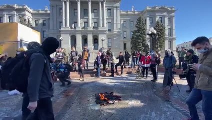 Manifestantes en Denver queman una bandera frente al Capitolio_1