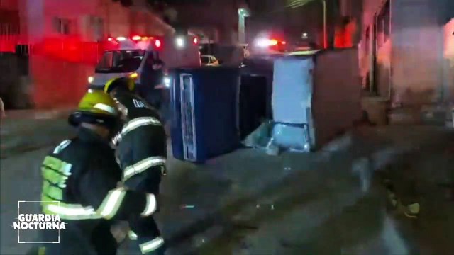 El conductor de una camioneta particular perdió el control de su unidad y terminó volcado