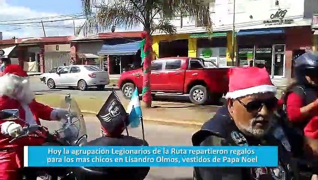 Hoy la agrupación Legionarios de la Ruta repartieron regalos para los mas chicos en Lisandro Olmos, vestidos de Papa Noel