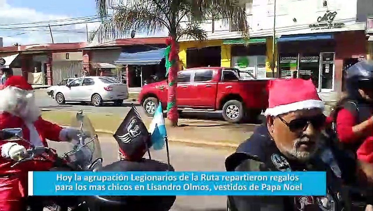 Hoy la agrupación Legionarios de la Ruta repartieron regalos para los mas chicos en Lisandro Olmos, vestidos de Papa Noel