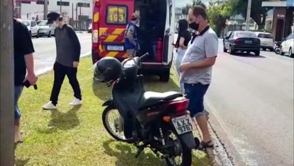Motociclista de 70 anos fica ferido ao sofrer queda na Avenida Brasil