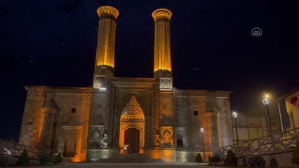 Bulutlar arasında süzülen ay ışığı Çifte Minareli Medrese'ye güzellik kattı