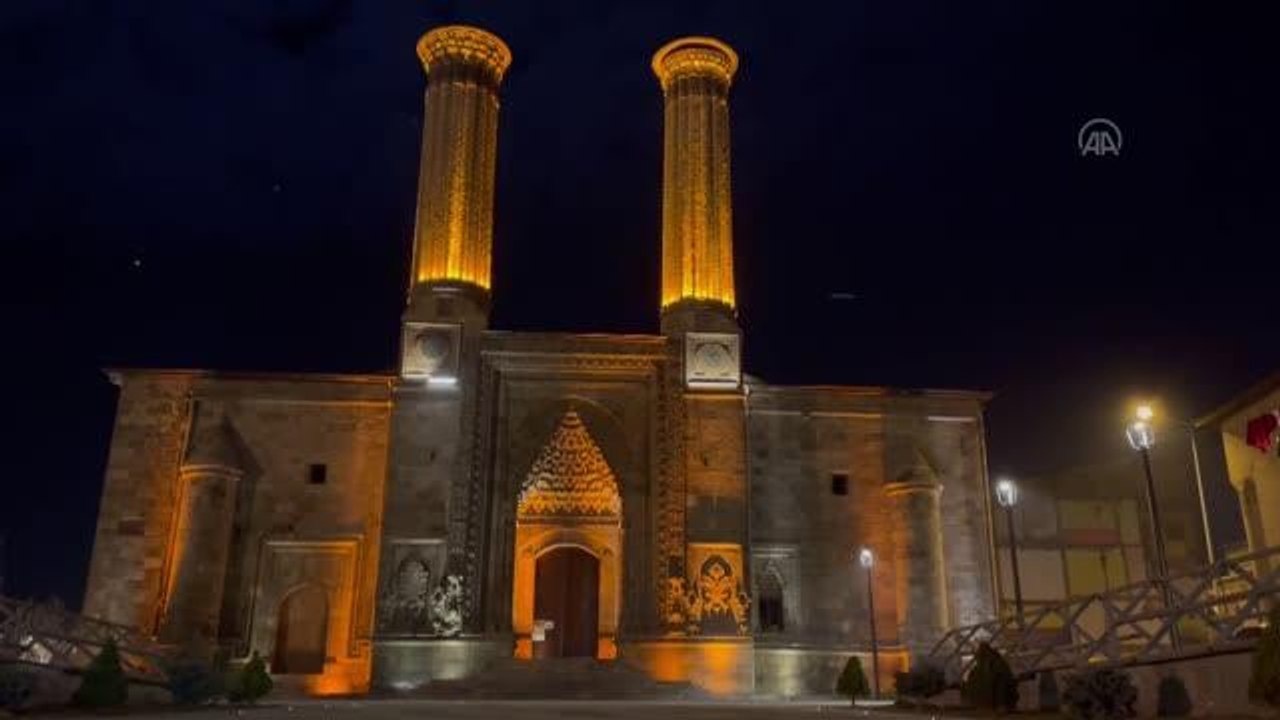 Bulutlar arasında süzülen ay ışığı Çifte Minare...