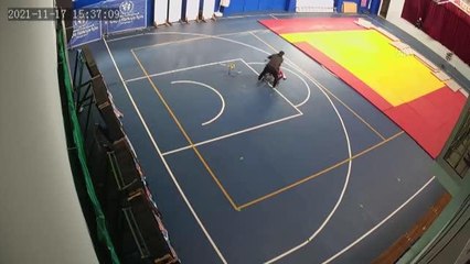 Son dakika haber! Antrenörün depremde engelli sporcusunu korumaya çalışması kameraya yansıdı