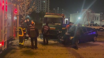 Son Dakika | Park halindeki kamyonun çarptığı otomobilde yangın çıktı