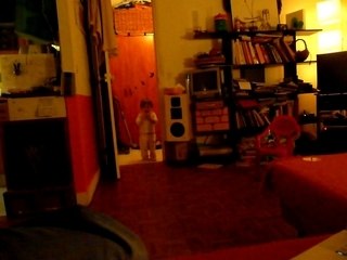 Claire parle à sa main