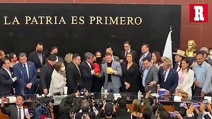 Eddy Reynoso, entrenador del Canelo, fue condecorado en el Senado de la República