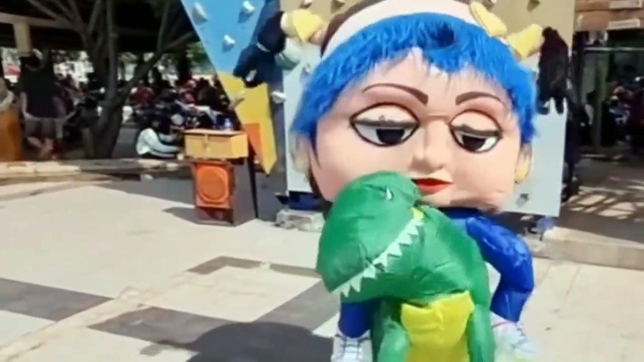 Badut Lucu Naik Dinausaurus