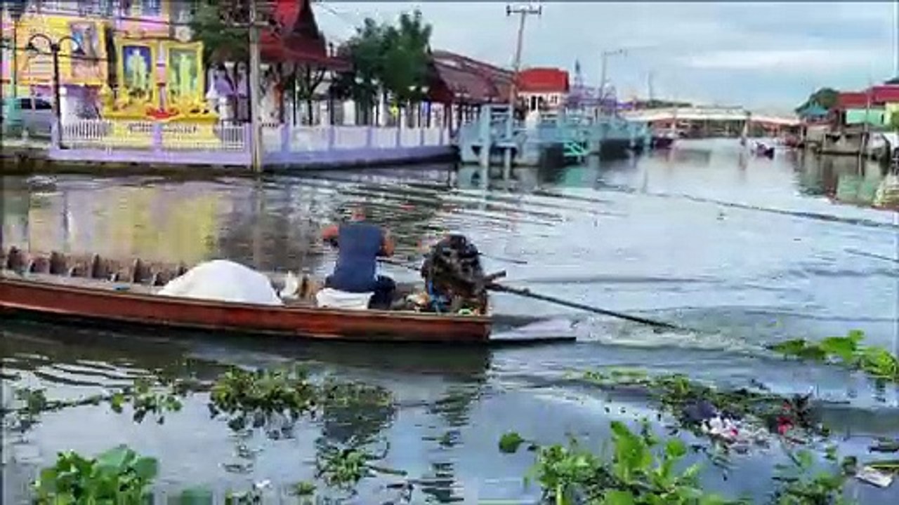 Bang Yai old floating market at Bang Yai district Khlong Om Non canal  Thailand