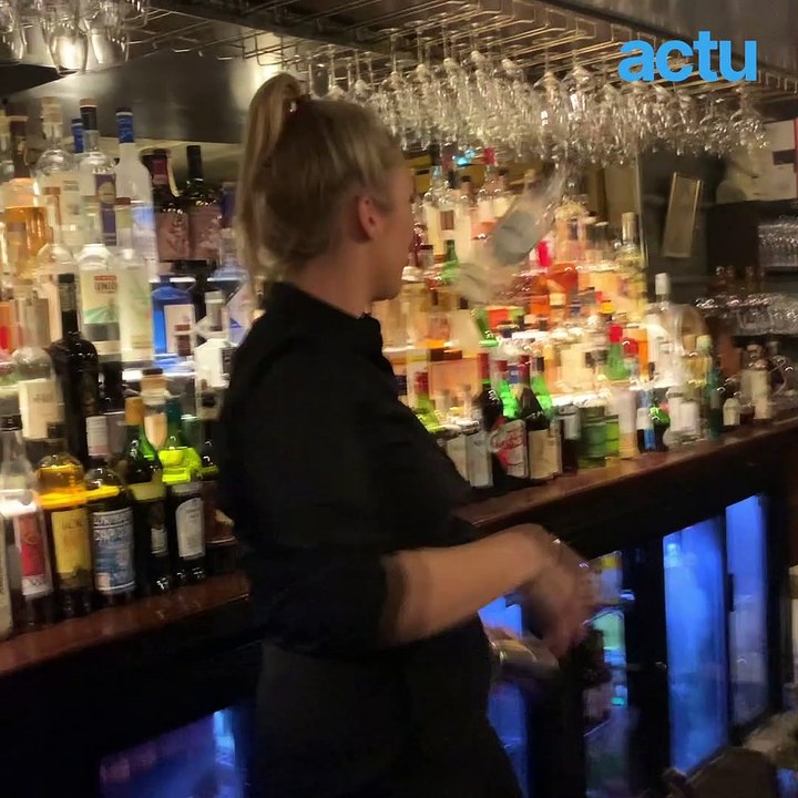 Anne-Lise jongle sert des cocktails et jongle avec des bouteilles à Bordeaux