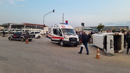 Kamyonet ile minibüs çarpıştı 10 yaralı