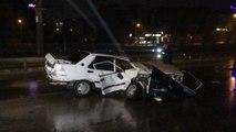 Bursa’da kamyonun çarptığı otomobil ikiye ayrıldı: 2 yaralı