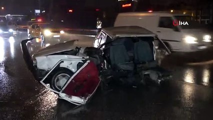 Bursa'da korkutan kaza! Kamyonun çarptığı otomobil ikiye ayrıldı