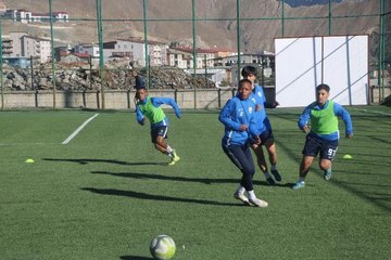 HAKKARİGÜCÜ KADIN TAKIMININ AFRİKALI 2 SPORCUSU, SÜPER LİG İÇİN MÜCADELE EDİYOR