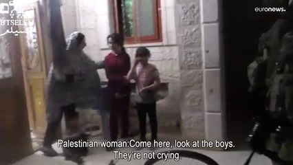 شاهد: الجنود الإسرائليون يستخدمون تكنولوجبا "الذئب الأزرق" مع الأطفال الفلسطنيين خلال اقتحام البيوت