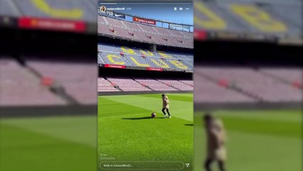 Xavi Hernández juga a futbol amb els seus fills al Camp Nou