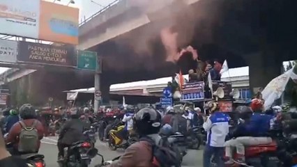 Rombongan Buruh Paksa Masuk Jalur Tol
