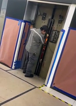 Des ouvriers prennent l'ascenseur et ce dernier n'a pas pu résister à la surcharge !