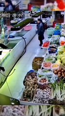 Une femme remet un poisson dans son vivier comme un footballeur !