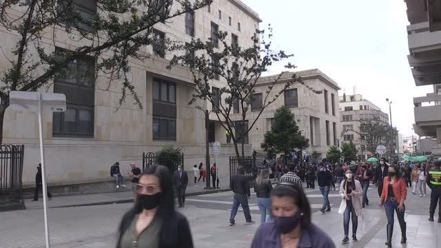Kolombiya'da kürtaj yanlıları ile kürtaj karşıtlarının protestosu