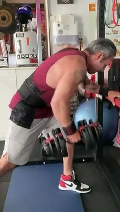 —Gear from @bodyengineers —Happy Tuesday Everyone! —Salut la famille, j’espère que vous allez bien? Voici mon entraînement Dos de ce mardi midi. —SAVE This Back Workout1. Dual Dumbbell Row - 4✖️15reps.2. Single Arm DB Row - 4✖️15reps.3. Alt