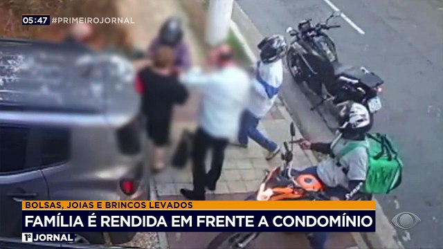 Família é abordada e rendida por ladrões em motos em frente a um condomínio de alto padrão, na zona sul de São Paulo. O repórter Felipe Bambace tem todos os detalhes.