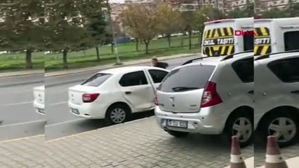Tartıştığı eşinin otomobilini taşla parçaladı