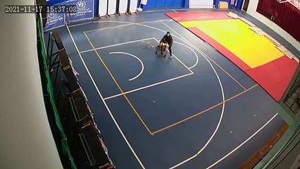 Kahramanlar her zaman pelerin takmazmış: Bu sefer depremde engelli öğrencisine sarılan öğretmen!