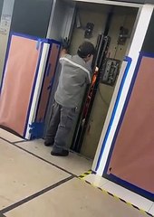 Esos trabajadores han bloqueado el ascensor !