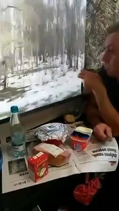 Un hombre filma su viaje en tren ! LOL