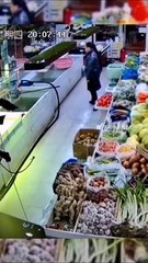 Una mujer devuelve un pez a su pecera como si fuera un futbolista!