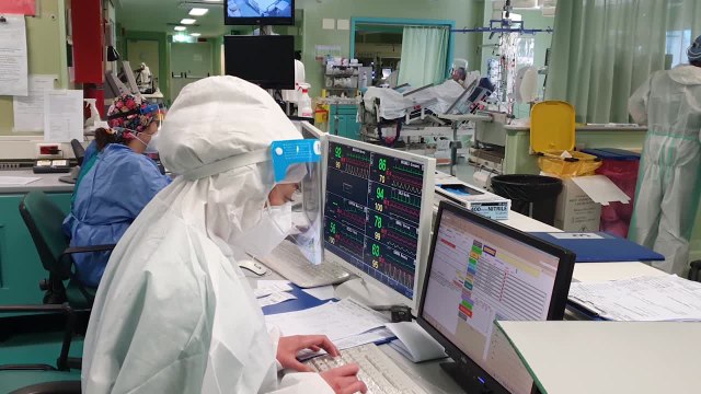 Covid, tenuta terapie intensive di un mese. Anestesisti: stringere su misure