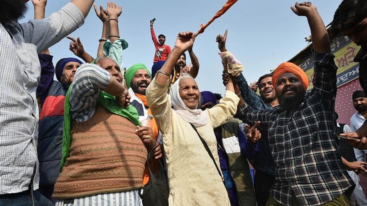 Farm laws scrapped: Celebrations break out at Singhu border protest site | Watch