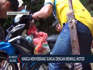 Warga Menyeberang Sungai Dengan Memikul Motor