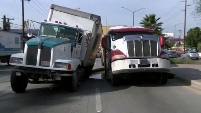 Colapsan carriles de bulevar Insurgentes en Tijuana