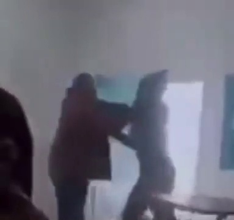 بالفيديو ”عركة” أستاذ وتلميذ داخل القسم بقبلّي…المدير يُوضّح