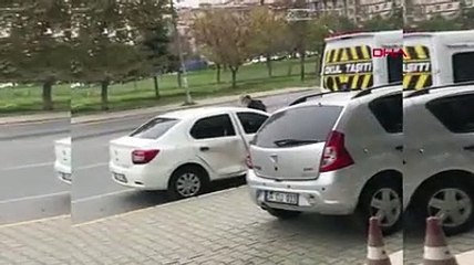 Tartıştığı eşinin otomobilini taşla parçaladı