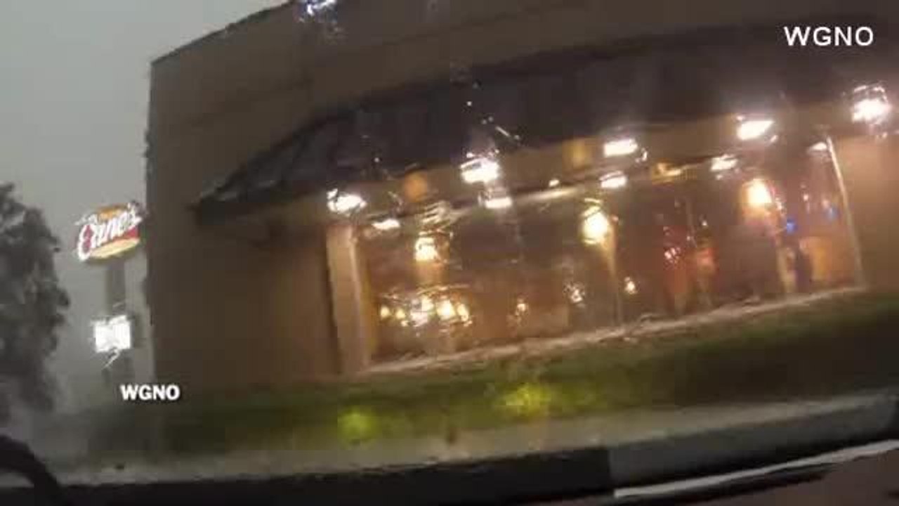 Tren cae de un puente