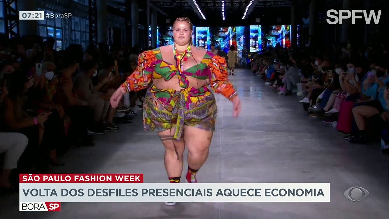 O São Paulo Fashion Week retomou os desfiles presenciais após dois anos. O evento impulsionou a indústria têxtil e gerou cerca de 15 mil empregos.