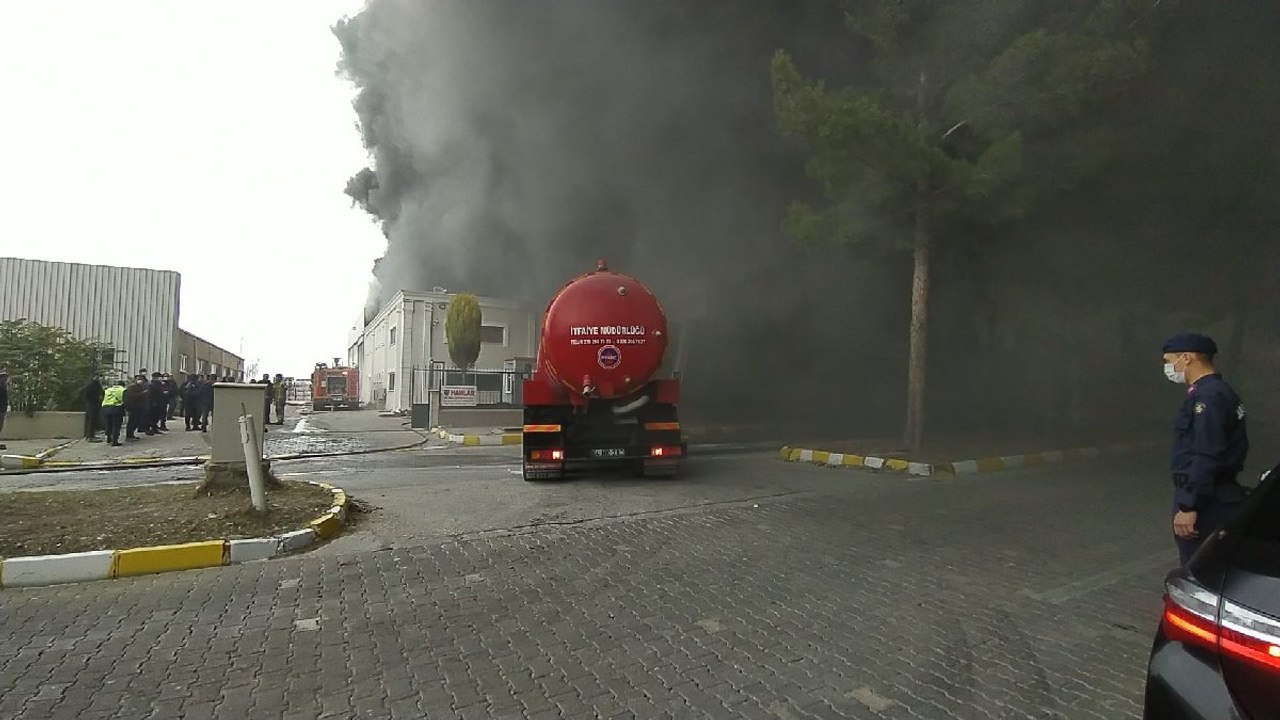 Uşak’ta tekstil fabrikası alevlere teslim oldu