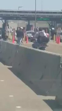 Limpia parabrisas cobran por cruzar la Garita de Otay.