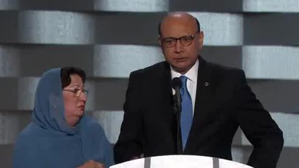 Khizr M. Khan muestra constitución a Donald Trump