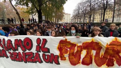 Scuola: Torino, centinaia studenti delle superiori in corteo