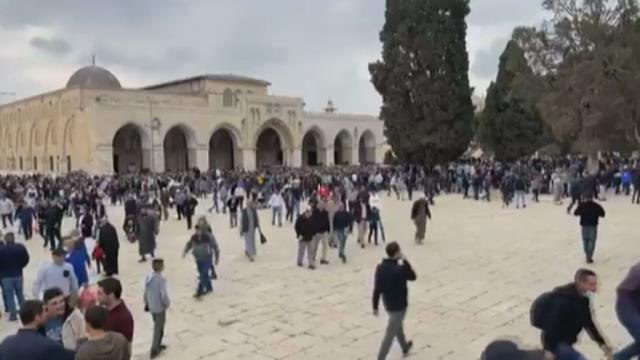 Mescid-i Aksa'da 50 bin müslüman cuma namazı kıldı